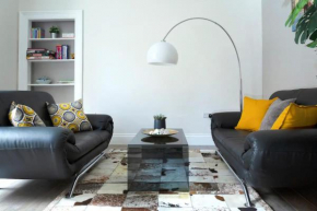 Bright 2 Bedroom Flat next to Meadows Park